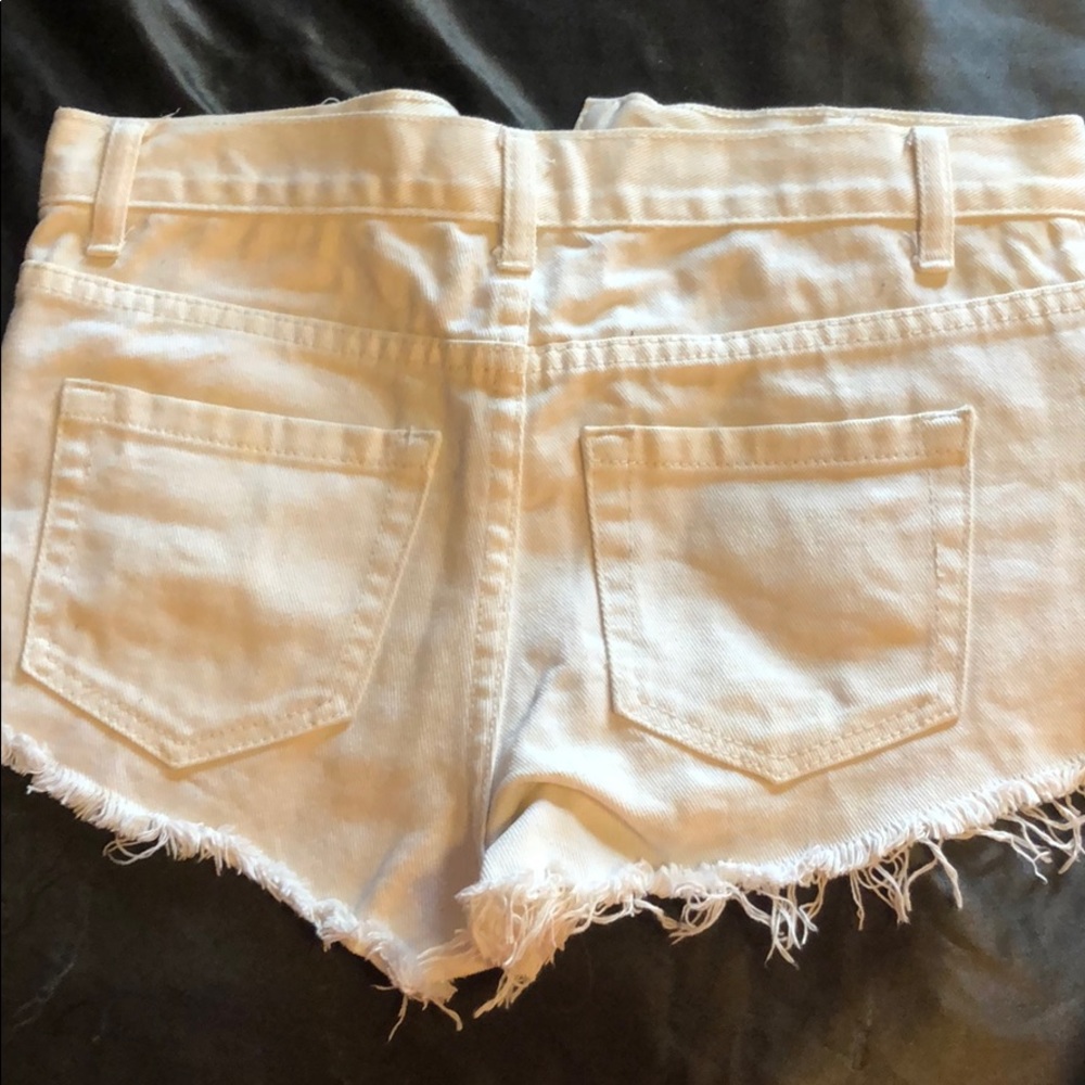 Distressed white shorts - Picture 2 of 3